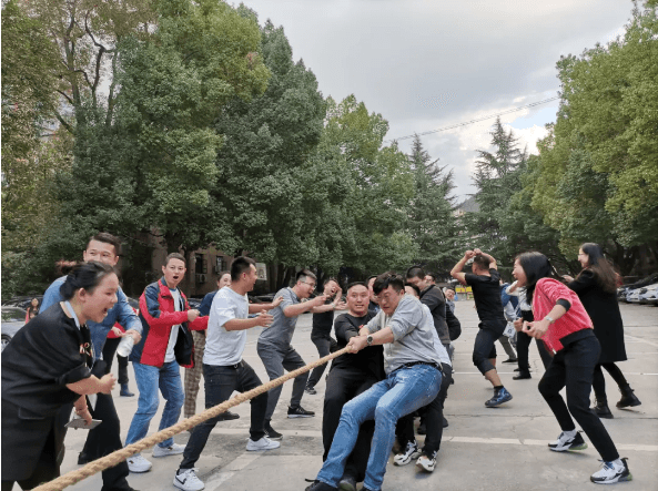 銅仁城投集團(tuán)與銅仁交旅集團(tuán)聯(lián)合舉辦“小球飛揚·健康無限”運動會