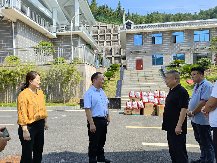 酷暑送清涼 關(guān)懷沁人心 ——市總工會到銅仁城交集團水務(wù)公司開展“夏送清涼”慰問活動